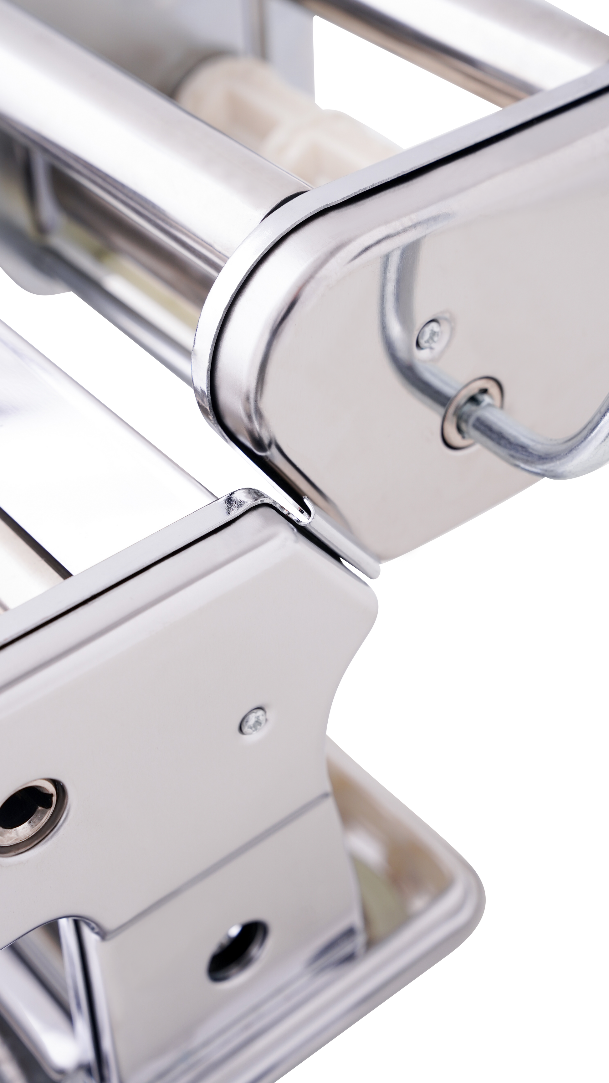 Een scherpe close-up van de gepolijste chromen rollers van een Kitchenz pastamachine, waarbij de reflectie op het metaal en de numerieke dikte-instelling duidelijk zichtbaar zijn. 
pastamachine detail, Kitchenz chrome wals, close-up keukengerei, roestvrijstalen rollers, macrofoto pastamaker, Kitchenz hoogglans afwerking.