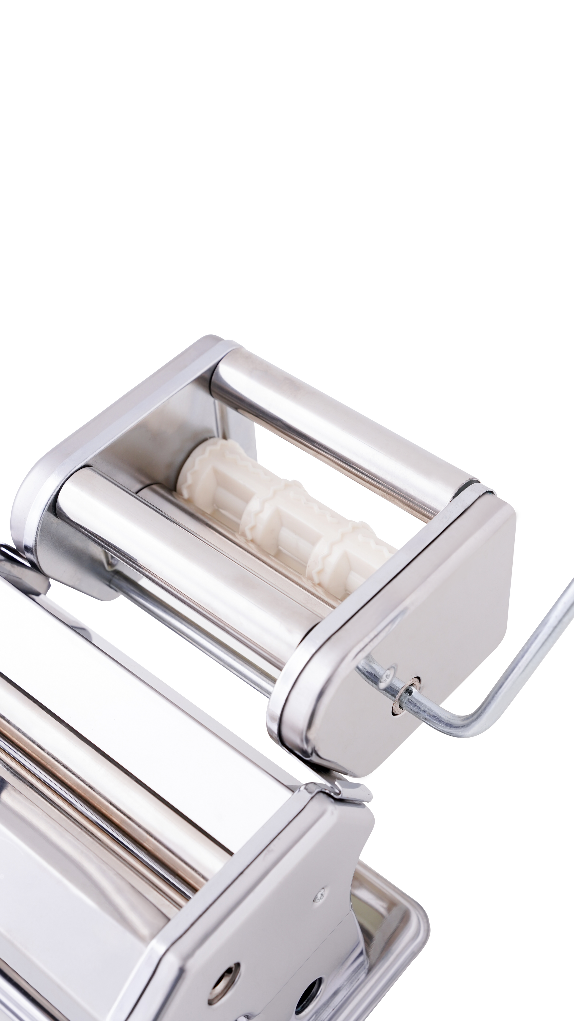 Een glanzend zilveren opzetstuk gemonteerd op de Kitchenz pastawals, voorzien van dubbele rollers die perfect gevormde ravioli-kussentjes produceren. 
ravioli opzetstuk, Kitchenz pasta accessoire, chromen ravioli-maker, pastamachine uitbreiding, zelfgemaakte ravioli tool, Kitchenz keukenhulp zilver.