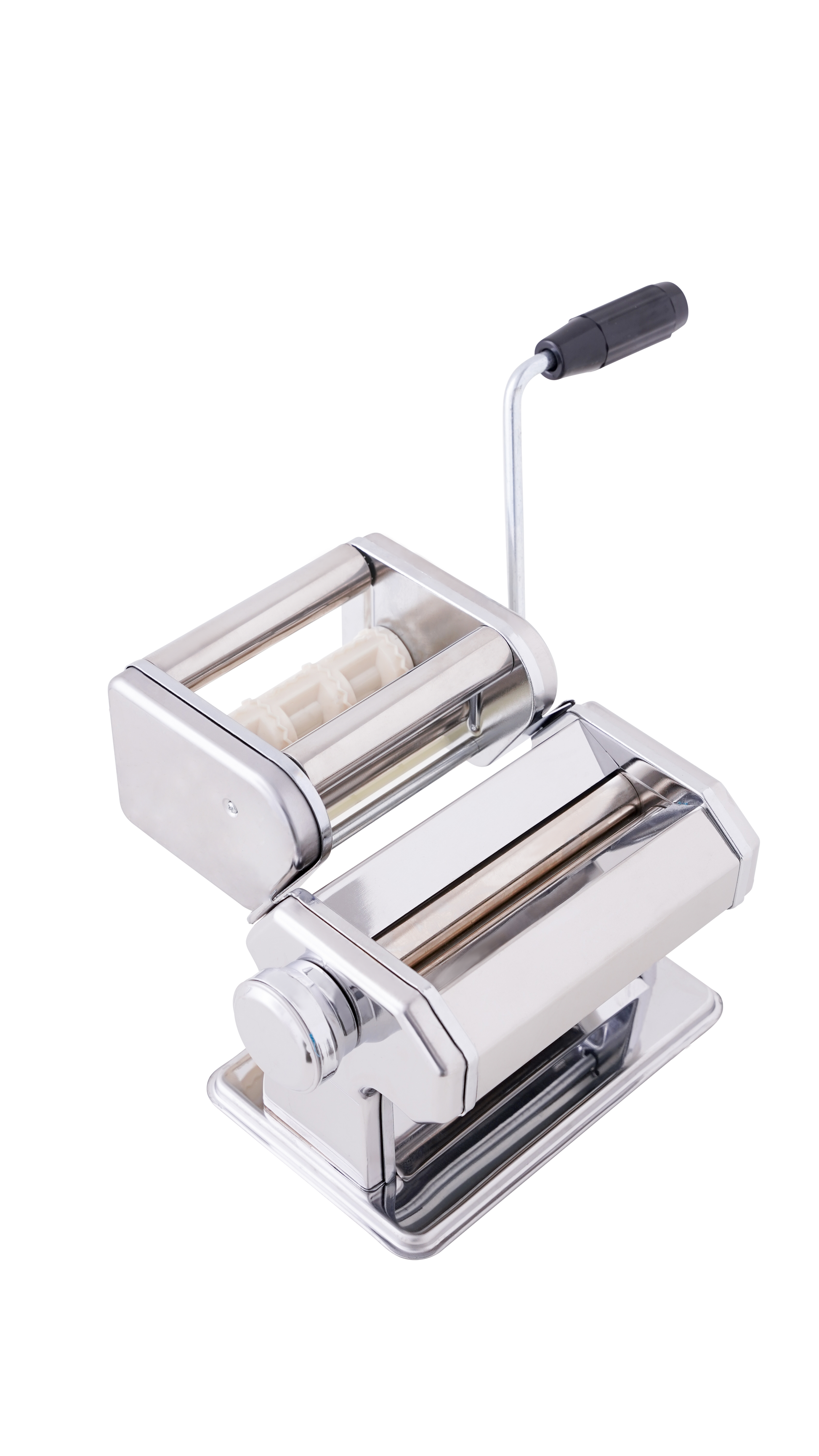 Een glanzend zilveren opzetstuk gemonteerd op de Kitchenz pastawals, voorzien van dubbele rollers die perfect gevormde ravioli-kussentjes produceren. 
ravioli opzetstuk, Kitchenz pasta accessoire, chromen ravioli-maker, pastamachine uitbreiding, zelfgemaakte ravioli tool, Kitchenz keukenhulp zilver.