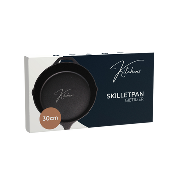 Een complete set van zwarte gietijzeren pannen van Kitchenz in de maten 15cm, 20cm, 25cm en de grote 30cm XL skillet op een houten tafel met verse groenten. Keywords: gietijzeren skillet set, Kitchenz pannenset gietijzer, koekenpan inductie set, kleine en grote skillet, gietijzeren pan 30cm, bbq pannenset.