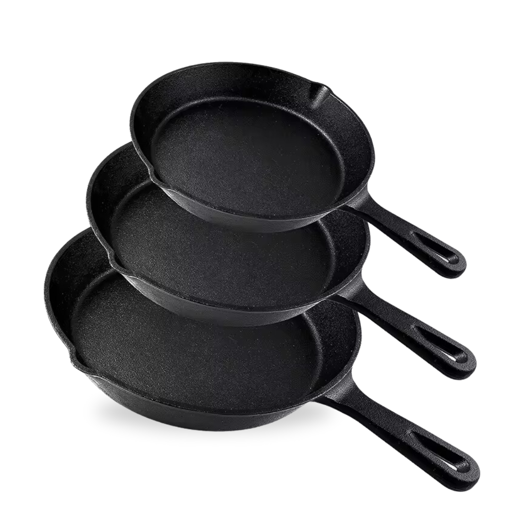Een overzichtelijke weergave van de Kitchenz gietijzeren skillets, los van elkaar gefotografeerd om de specifieke diepte en de ergonomische steel van elk model te benadrukken.  losse gietijzeren pannen, Kitchenz koekenpan assortiment, selectie skillets, kwaliteits pannen gietijzer, Kitchenz keukenmateriaal, los verkrijgbare bakpannen.