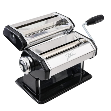 Een close-up van een stijlvolle, volledig zwart gepoedercoate pastamachine van Kitchenz, ontworpen met een modern industrieel uiterlijk en een robuust handmechanisme.
zwarte pastamaker, Kitchenz noir pasta machine, moderne handmatige deegroller, matzwart keukenapparaat, Kitchenz design pastawals, luxe zwarte pastasnijder.